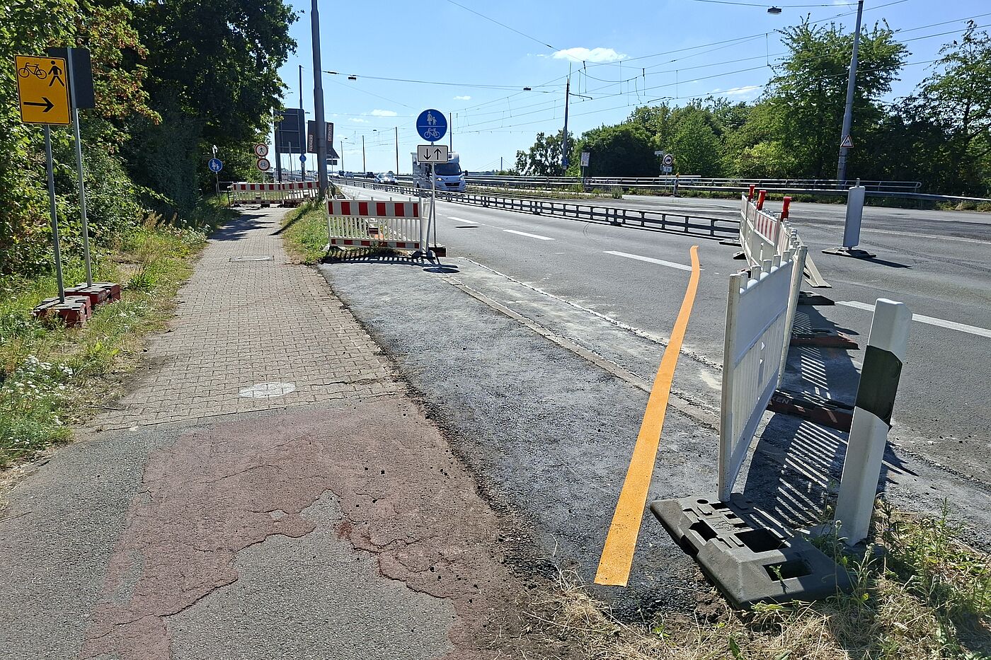 Neusser Seite: Sichere Überleitung auf die Fahrbahn, Bordsteinabsenkung breit genug und gut zu fahren.