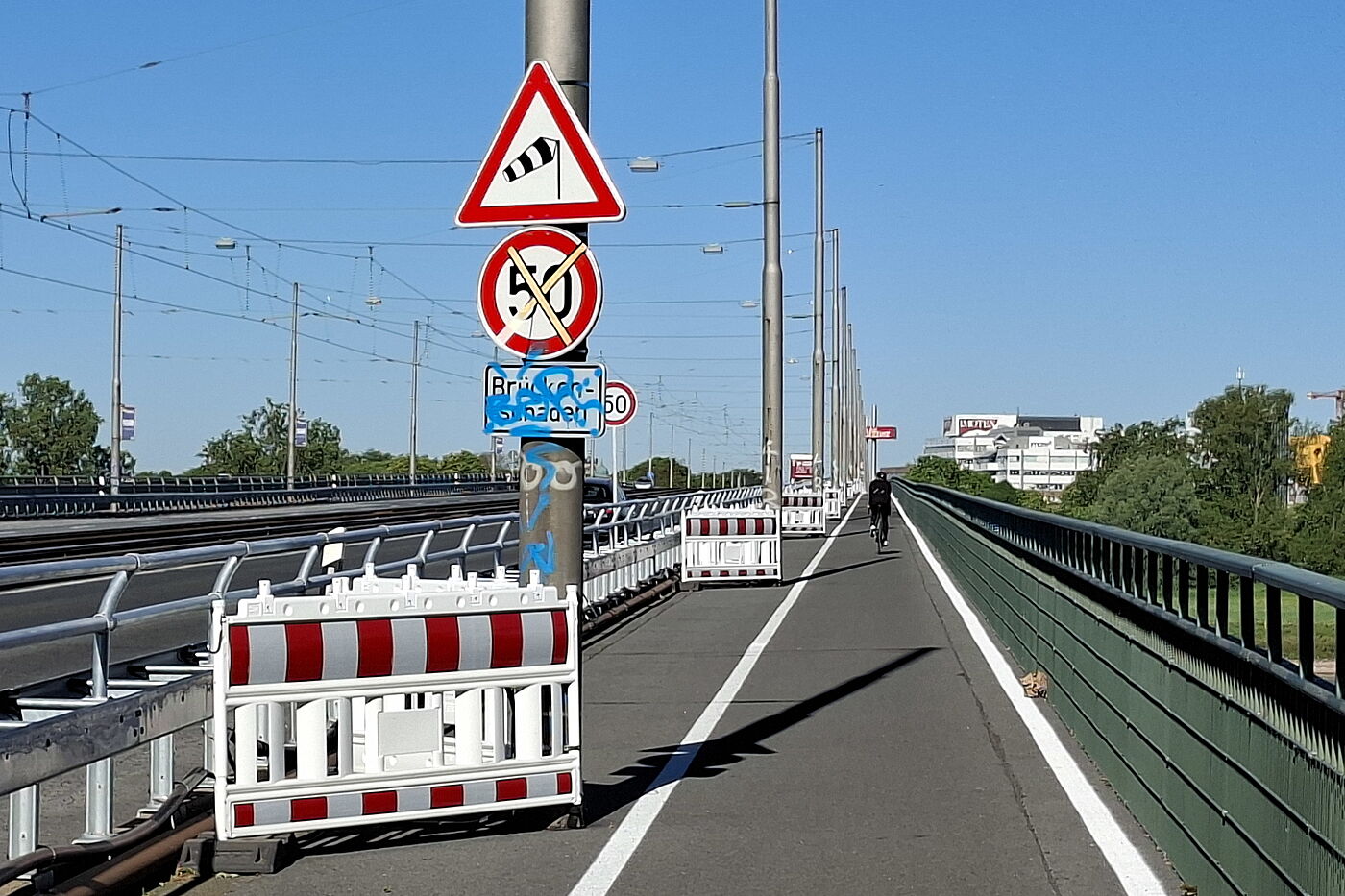 Noch im Mai 2026 war der frisch sanierte Radweg auf der Nordseite dem Verkehr übergeben worden. Jetzt ist er gesperrt.