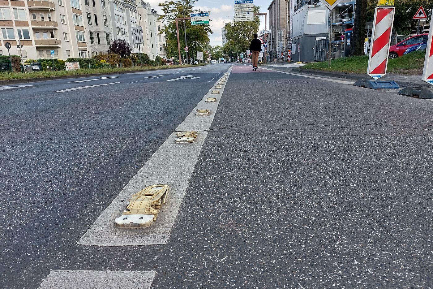 Plattgefahrene Fähnchen: Nicht überall genügen Straßennägel als bauliche Trennung einer PBL.