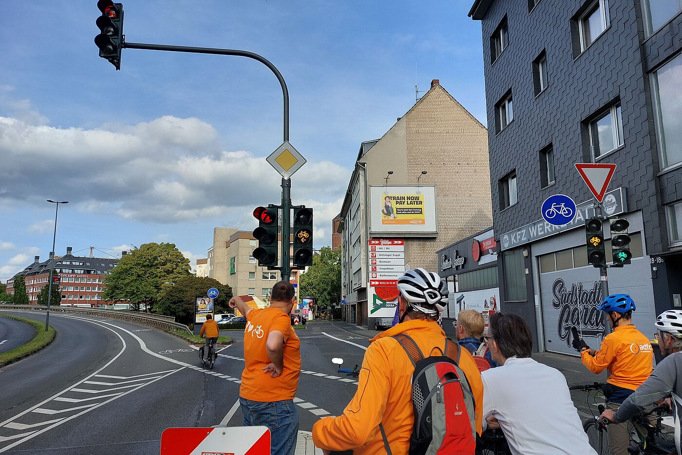 Tel-Aviv-Straße/Severinsbrücke (von rechts): Konfliktfreie Ampelschaltung auf einen Radweg in Mittellage.