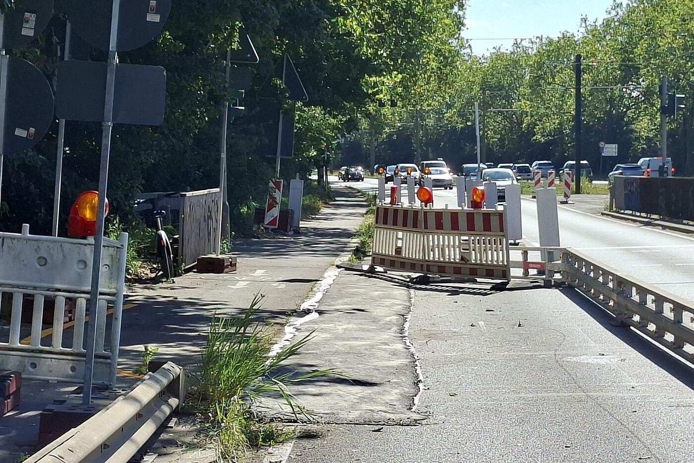 Düsseldorfer Seite: Auch hier ein sicher gestalteter Übergang. Nicht gut: Die Spitzkehre zur steilen Rampe auf den Deich und fehlende Klarheit, ob der linke Radweg benutzt werden darf (er darf nicht).
