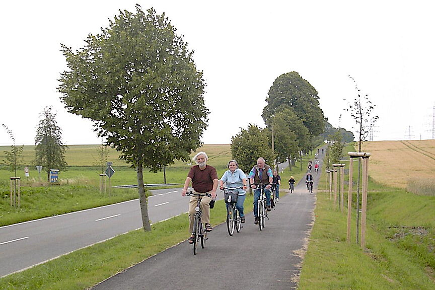 . Jupp fährt voran bei der Einweihung eines neuen Radwegs an der Bundesstraße zwischen Anstel und Gohr.