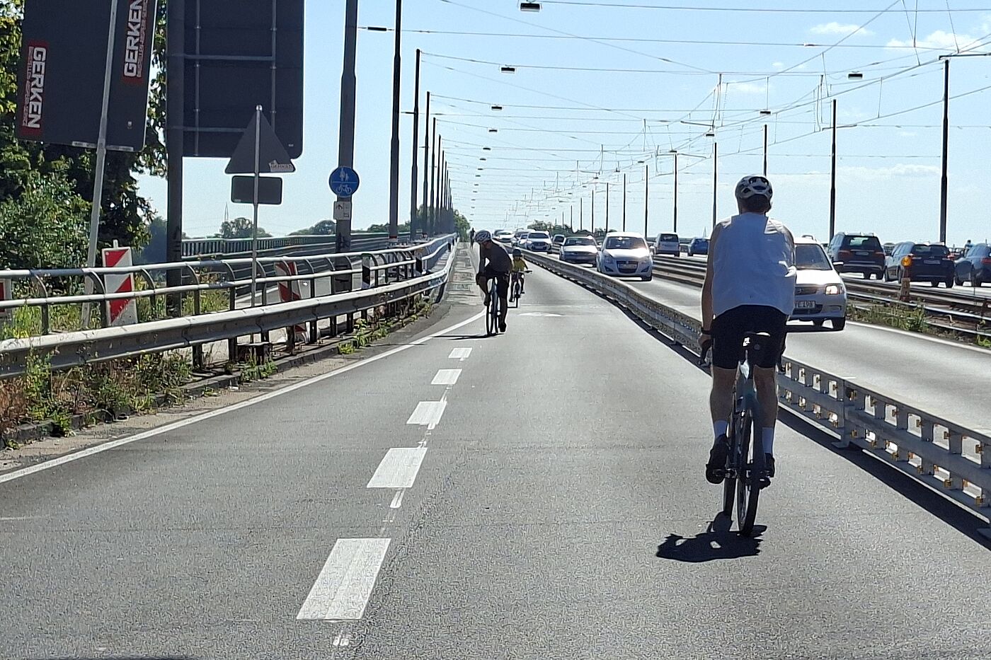 Der Rad- und Fußverkehr ist durch eine mobile Leitplanke vom KFZ-Verkehr getrennt.