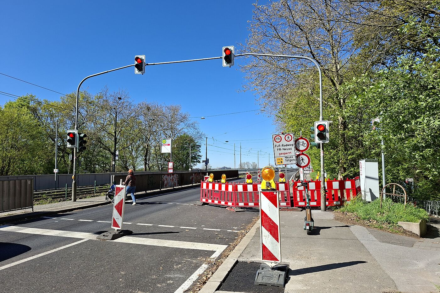 Bis April 2026 ging es für KFZ einspurig Richtung Neus, und der nördliche Radweg war gesperrt.