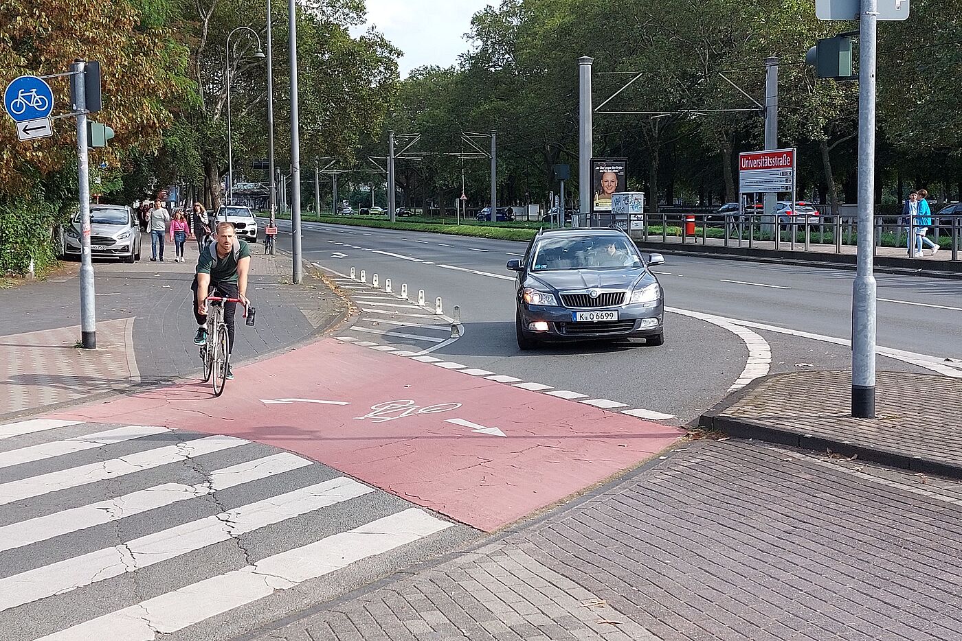 Aachener Straße Richtung Innere Kanalstraße: Verkleinerung des Kurvenradius mit Sperrfläche schafft Sicherheit.