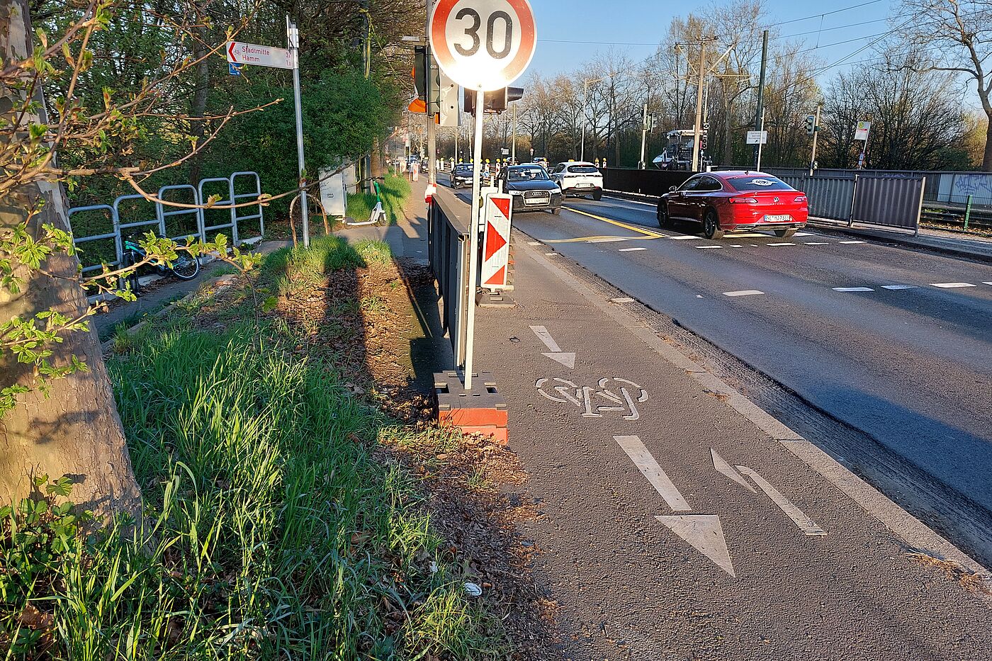 Das ganze Jahr 2025 über mussten Radfahrende mit einer gefährlichen Engstelle an der Hammer Brückenrampe zurecktkommen.
