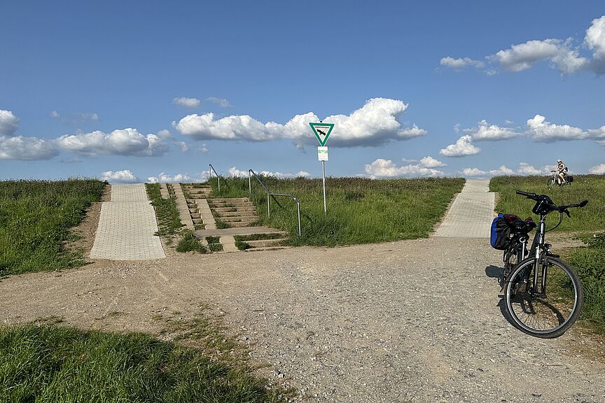 Eine vernünftige Auffahrt Die neue Auffahrt auf den Deich bei Büderich