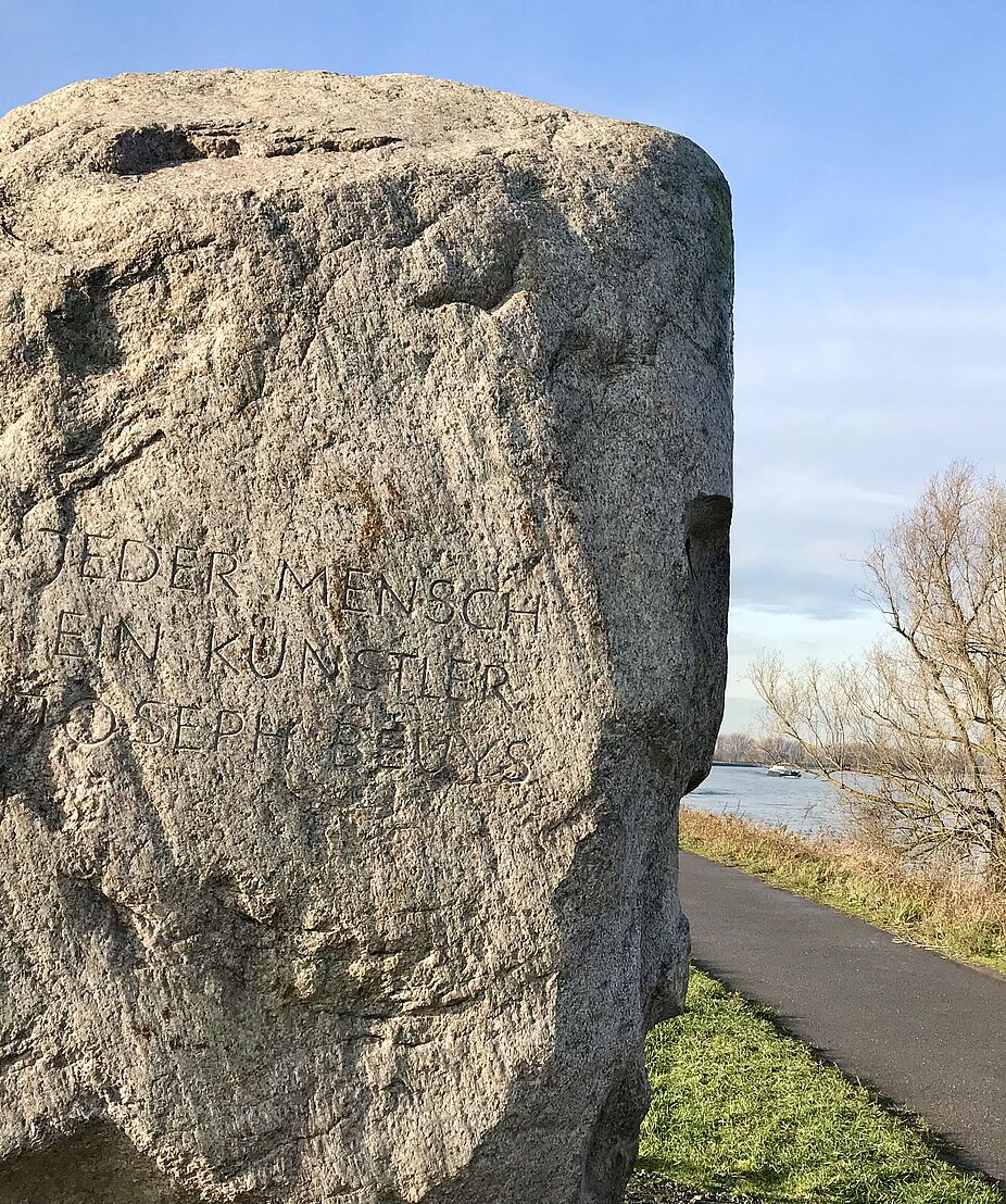 Der Beuys-Kopf von Anatol am Rheinufer Der Beuys-Kopf von Anatol